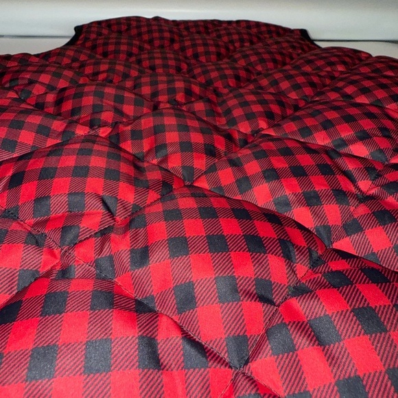 J. Crew Excursion Quilted Puffer Christmas Vest Size Small Black and Red Plaid - Picture 2 of 11